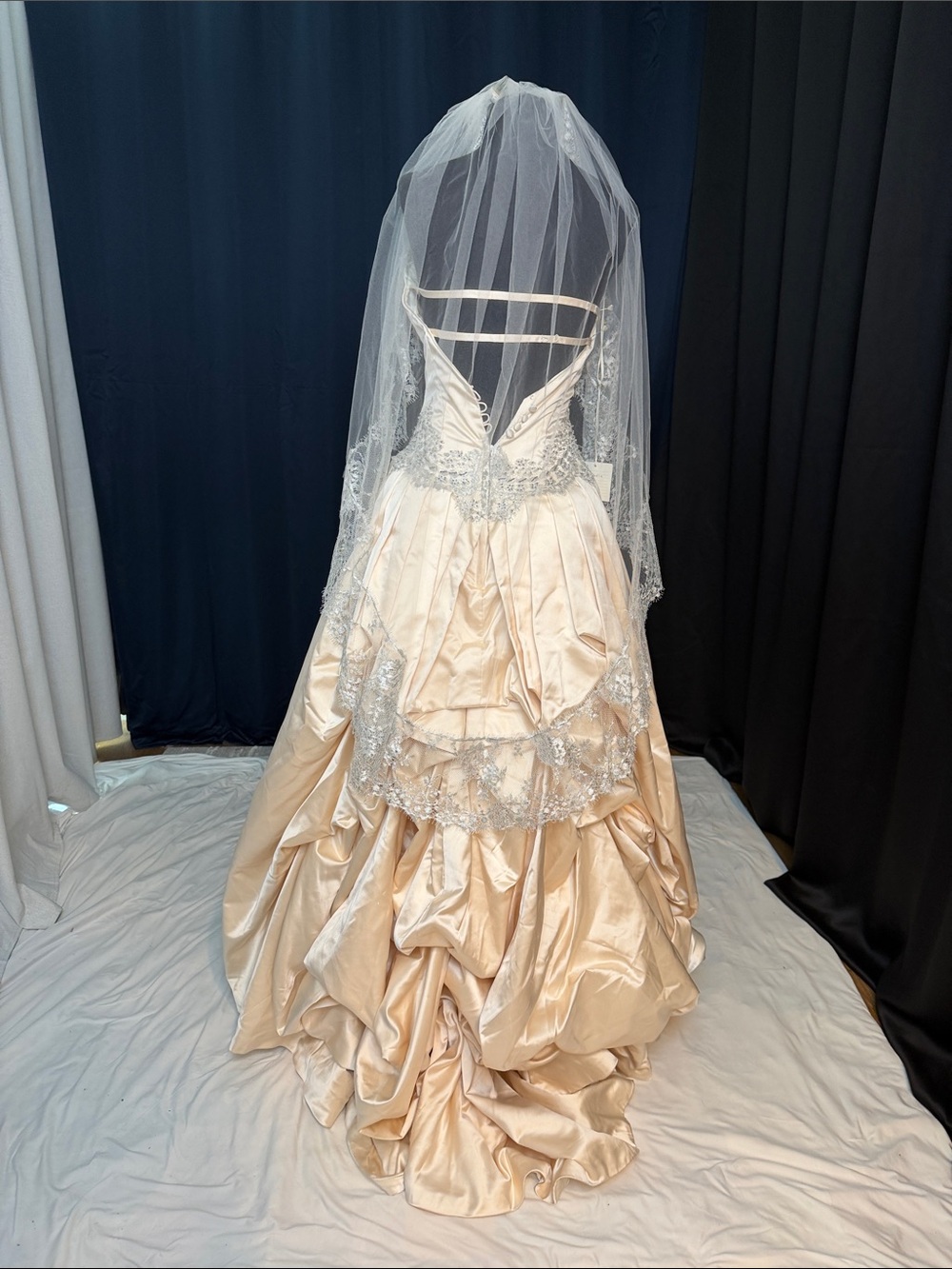 NWT COCOE VOCI WEDDING GOWN SIZE 4 w/veil & clutch - Picture 16 of 16